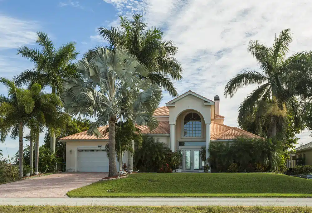 Typical,Southwest,Florida,Home,In,The,Countryside,With,Palm,Trees,